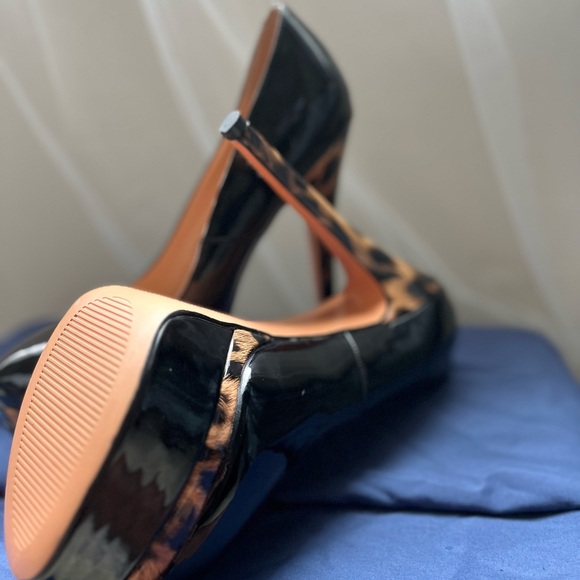 Black high heel pumps never worn outside - Picture 2 of 3